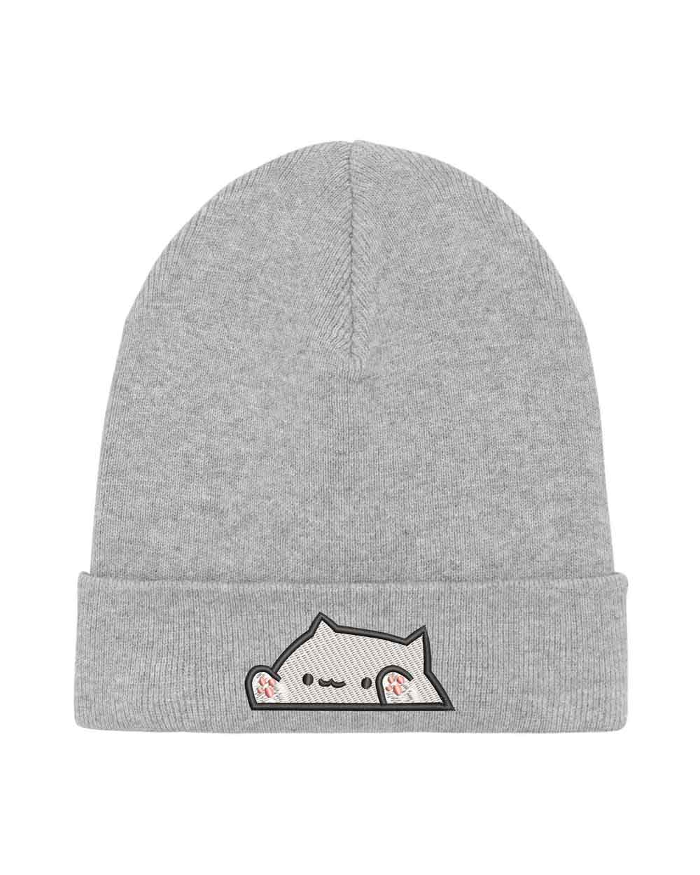 Căciulă gri din tricot reiat cu manșetă întoarsă, brodată cu un patch mic în formă de pisică, un accesoriu drăguț și casual pentru iubitorii de feline.