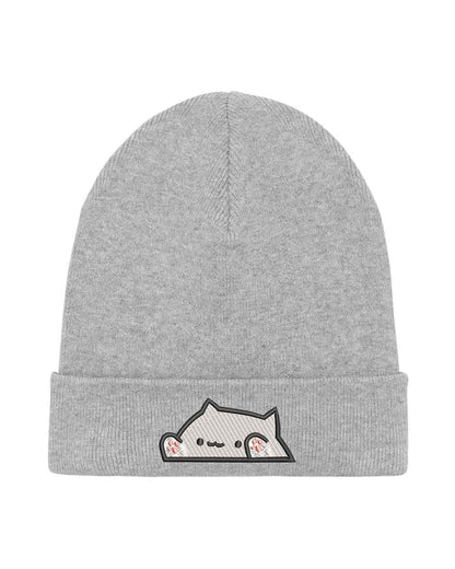 Căciulă gri din tricot reiat cu manșetă întoarsă, brodată cu un patch mic în formă de pisică, un accesoriu drăguț și casual pentru iubitorii de feline.