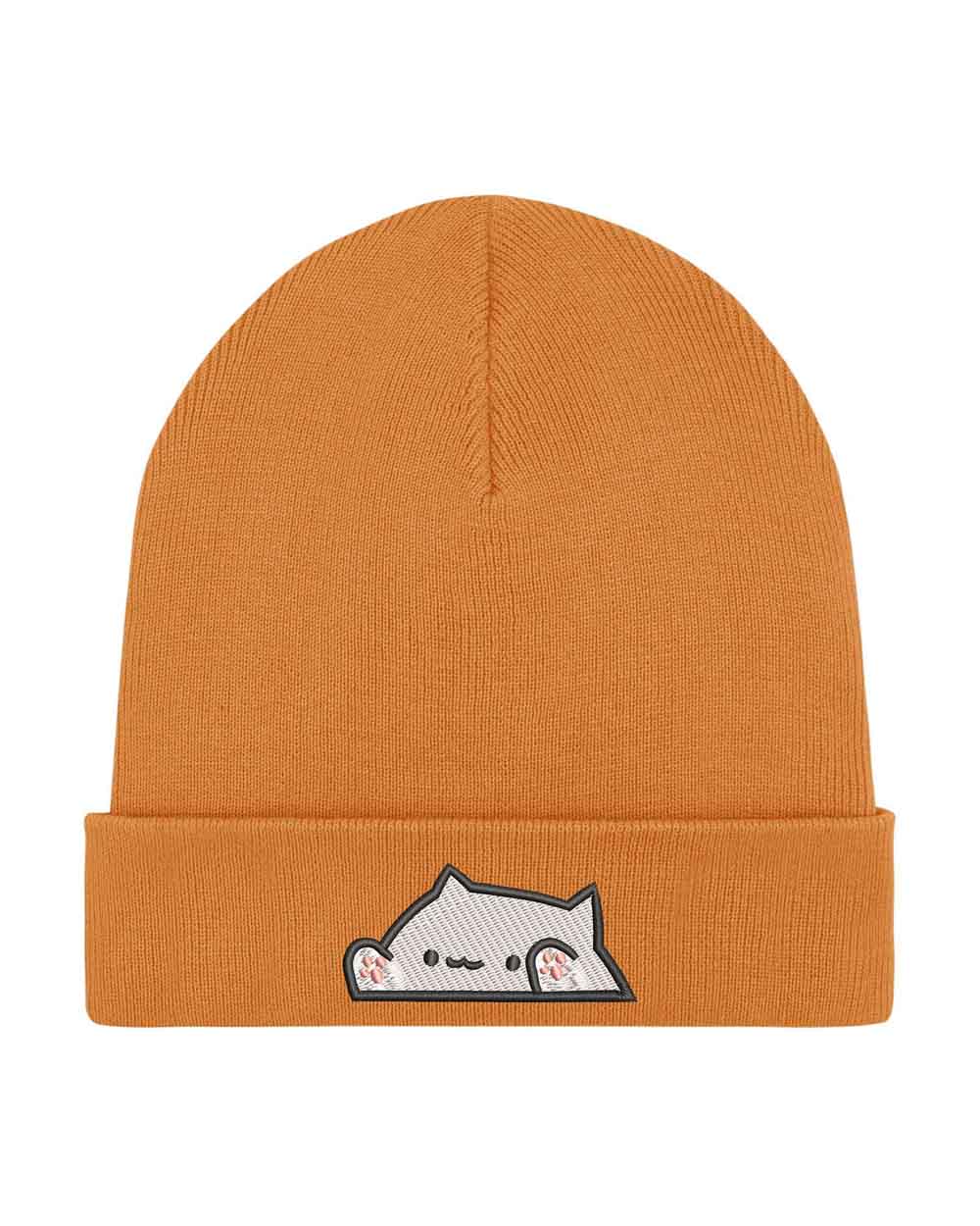 Căciulă portocalie din tricot reiat cu manșetă întoarsă, brodată cu un patch mic în formă de pisică, un accesoriu drăguț și casual pentru iubitorii de feline.