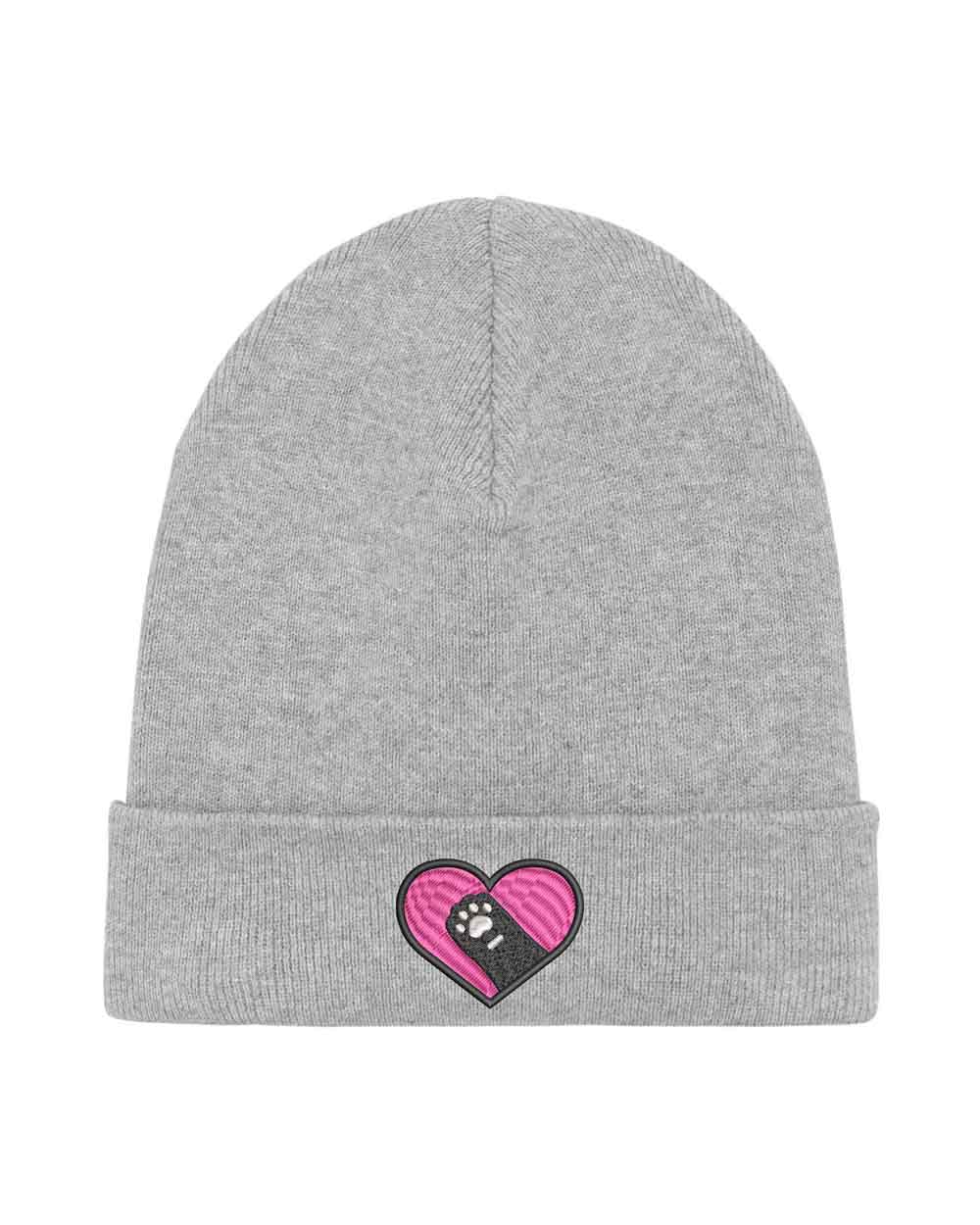 Căciulă gri din tricot cu manșetă întoarsă, brodată cu un patch roz în formă de inimă și o lăbuță neagră în centru, un accesoriu adorabil pentru iubitorii de animale.