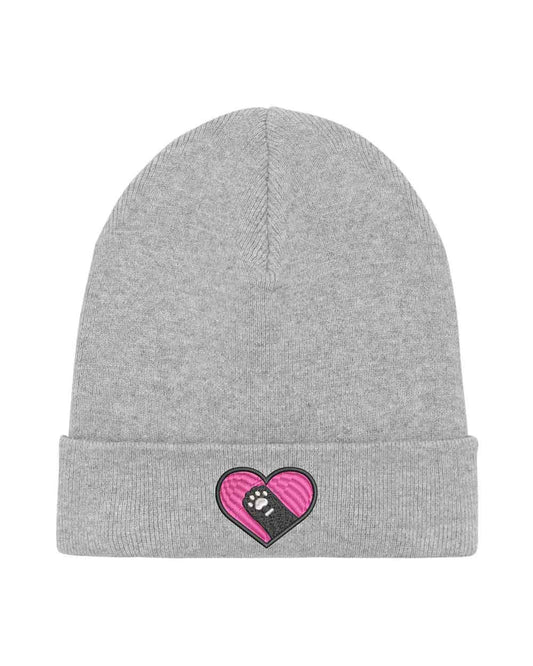 Căciulă gri din tricot cu manșetă întoarsă, brodată cu un patch roz în formă de inimă și o lăbuță neagră în centru, un accesoriu adorabil pentru iubitorii de animale.