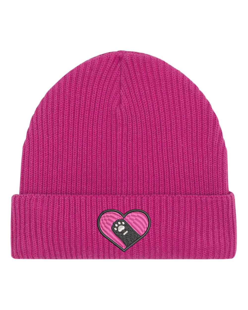 Căciulă roz din tricot cu manșetă întoarsă, brodată cu un patch roz în formă de inimă și o lăbuță neagră în centru, un accesoriu adorabil pentru iubitorii de animale.