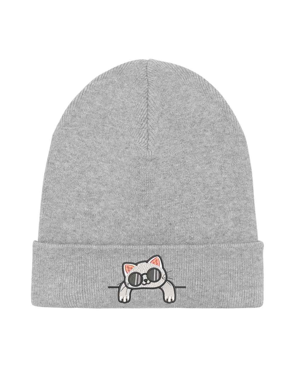 Căciulă gri din tricot cu manșetă întoarsă, brodată cu o pisică simpatică purtând ochelari de soare, un accesoriu amuzant și călduros pentru orice ținută.