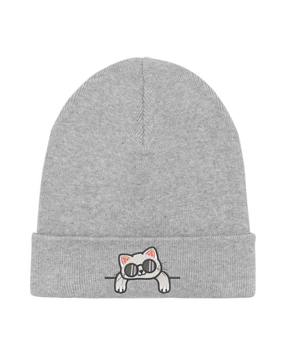 Căciulă gri din tricot cu manșetă întoarsă, brodată cu o pisică simpatică purtând ochelari de soare, un accesoriu amuzant și călduros pentru orice ținută.
