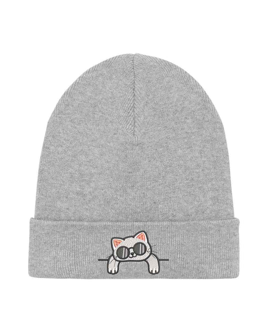Căciulă gri din tricot cu manșetă întoarsă, brodată cu o pisică simpatică purtând ochelari de soare, un accesoriu amuzant și călduros pentru orice ținută.