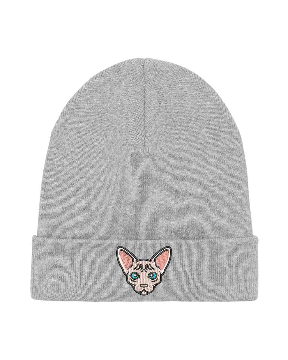 Căciulă gri din tricot reiat cu manșetă brodată, decorată cu un patch mic în formă de față de pisică, un accesoriu adorabil pentru iubitorii de feline.