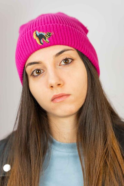 Căciulă roz din tricot reiat cu manșetă întoarsă, brodată cu un patch multicolor în formă de pisica pe partea frontală, un accesoriu delicat și colorat pentru un stil casual.