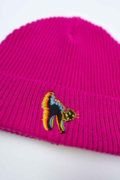 Căciulă roz din tricot reiat cu manșetă întoarsă, brodată cu un patch multicolor în formă de pisica pe partea frontală, un accesoriu delicat și colorat pentru un stil casual.