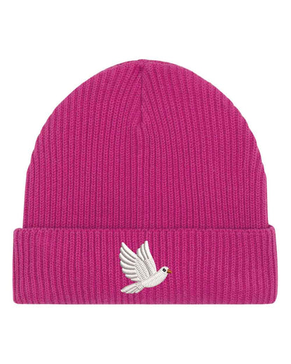 Căciulă roz din tricot cu manșetă întoarsă, brodată cu un porumbel alb în zbor pe partea frontală, un accesoriu elegant și minimalist pentru un stil casual.
