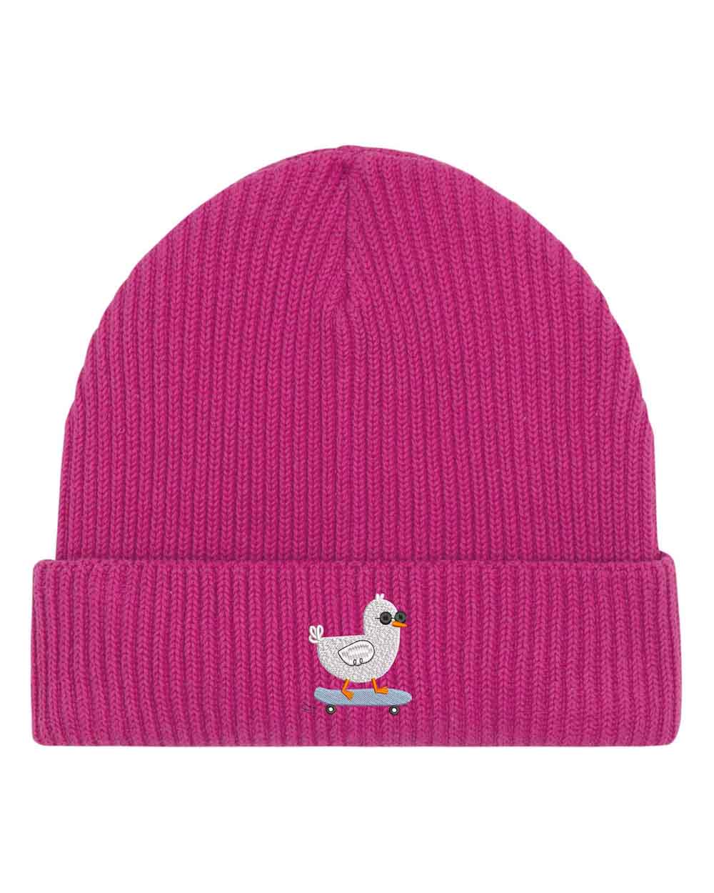 Căciulă roz din tricot reiat, brodată cu o rață simpatică pe skateboard pe partea frontală, un accesoriu amuzant și colorat pentru un stil casual.