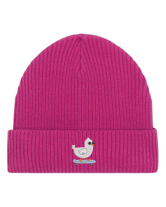 Căciulă roz din tricot reiat, brodată cu o rață simpatică pe skateboard pe partea frontală, un accesoriu amuzant și colorat pentru un stil casual.