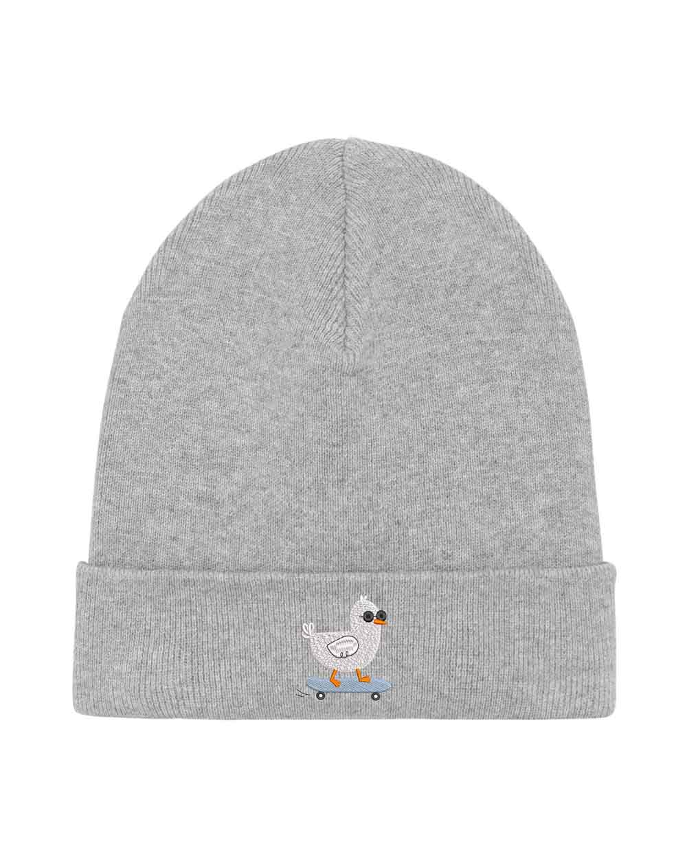 Căciulă gri din tricot reiat, brodată cu o rață simpatică pe skateboard pe partea frontală, un accesoriu amuzant și colorat pentru un stil casual.