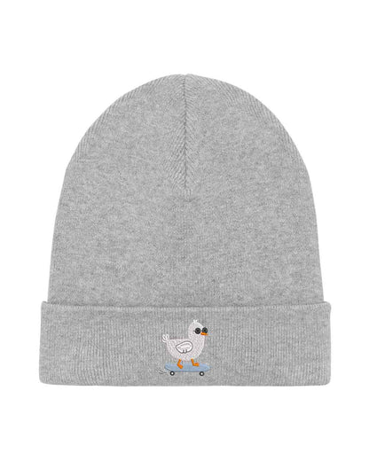 Căciulă gri din tricot reiat, brodată cu o rață simpatică pe skateboard pe partea frontală, un accesoriu amuzant și colorat pentru un stil casual.