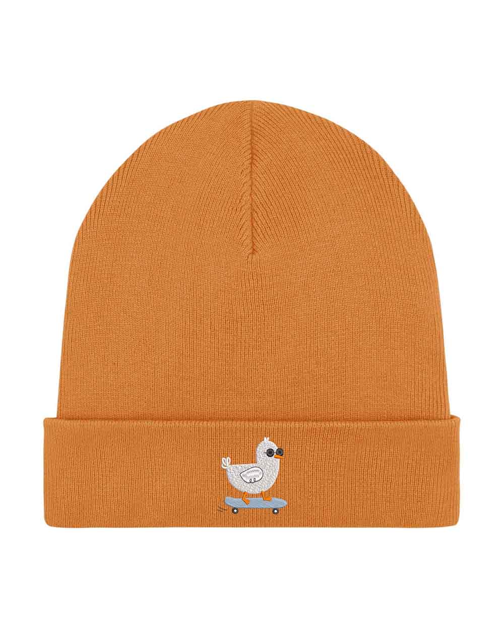 Căciulă portocalie din tricot reiat, brodată cu o rață simpatică pe skateboard pe partea frontală, un accesoriu amuzant și colorat pentru un stil casual.