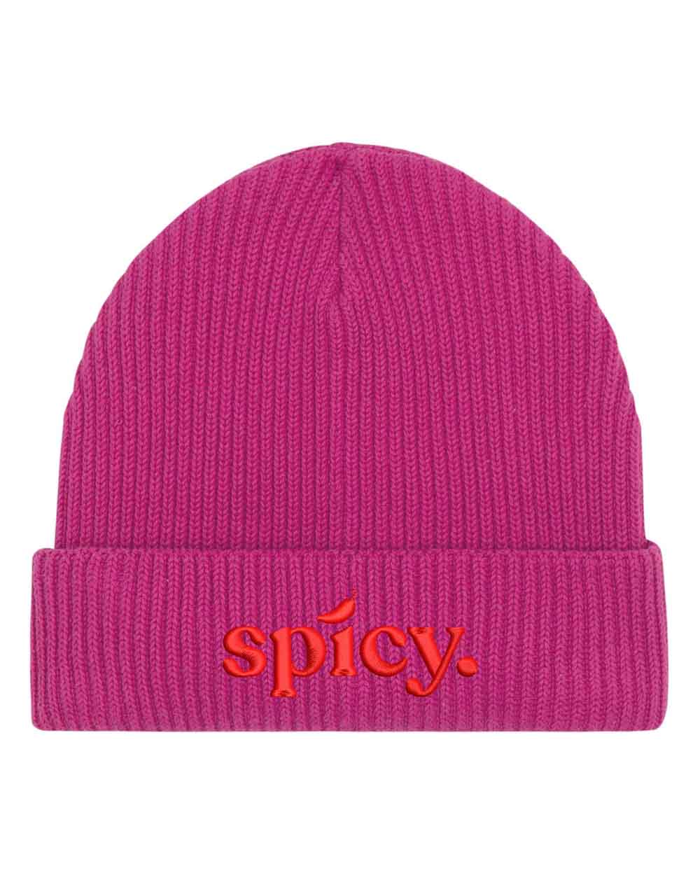 Căciulă mov din tricot cu manșetă întoarsă, brodată cu mesajul „Spicy” în roșu pe partea frontală, un accesoriu modern și amuzant pentru un stil casual.