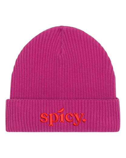 Căciulă mov din tricot cu manșetă întoarsă, brodată cu mesajul „Spicy” în roșu pe partea frontală, un accesoriu modern și amuzant pentru un stil casual.