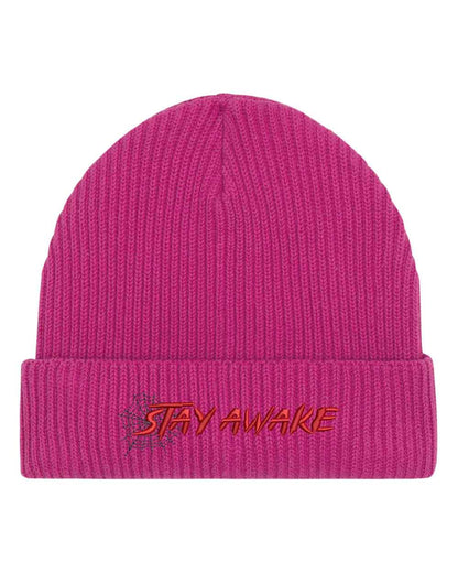 Căciulă roz din tricot cu manșetă întoarsă, brodată cu mesajul „Stay Awake” în roșu și un mic design de pânză de păianjen neagră, un accesoriu original și amuzant pentru un stil casual.