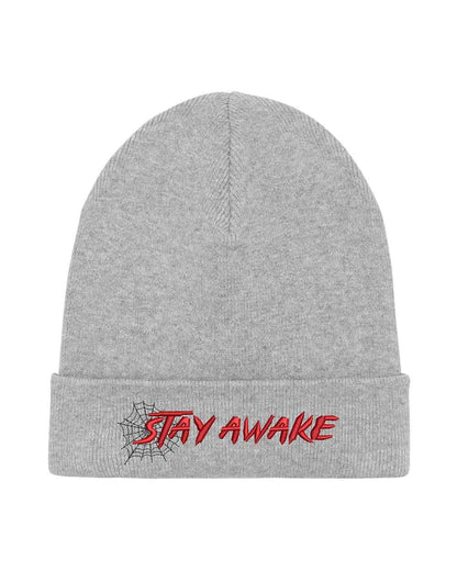 Căciulă gri din tricot cu manșetă întoarsă, brodată cu mesajul „Stay Awake” în roșu și un mic design de pânză de păianjen neagră, un accesoriu original și amuzant pentru un stil casual.