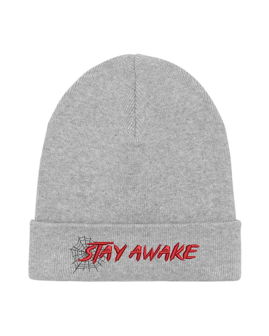 Căciulă gri din tricot cu manșetă întoarsă, brodată cu mesajul „Stay Awake” în roșu și un mic design de pânză de păianjen neagră, un accesoriu original și amuzant pentru un stil casual.