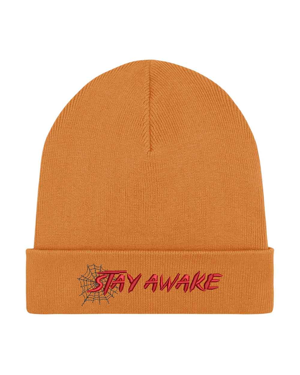 Căciulă portocalie din tricot cu manșetă întoarsă, brodată cu mesajul „Stay Awake” în roșu și un mic design de pânză de păianjen neagră, un accesoriu original și amuzant pentru un stil casual.