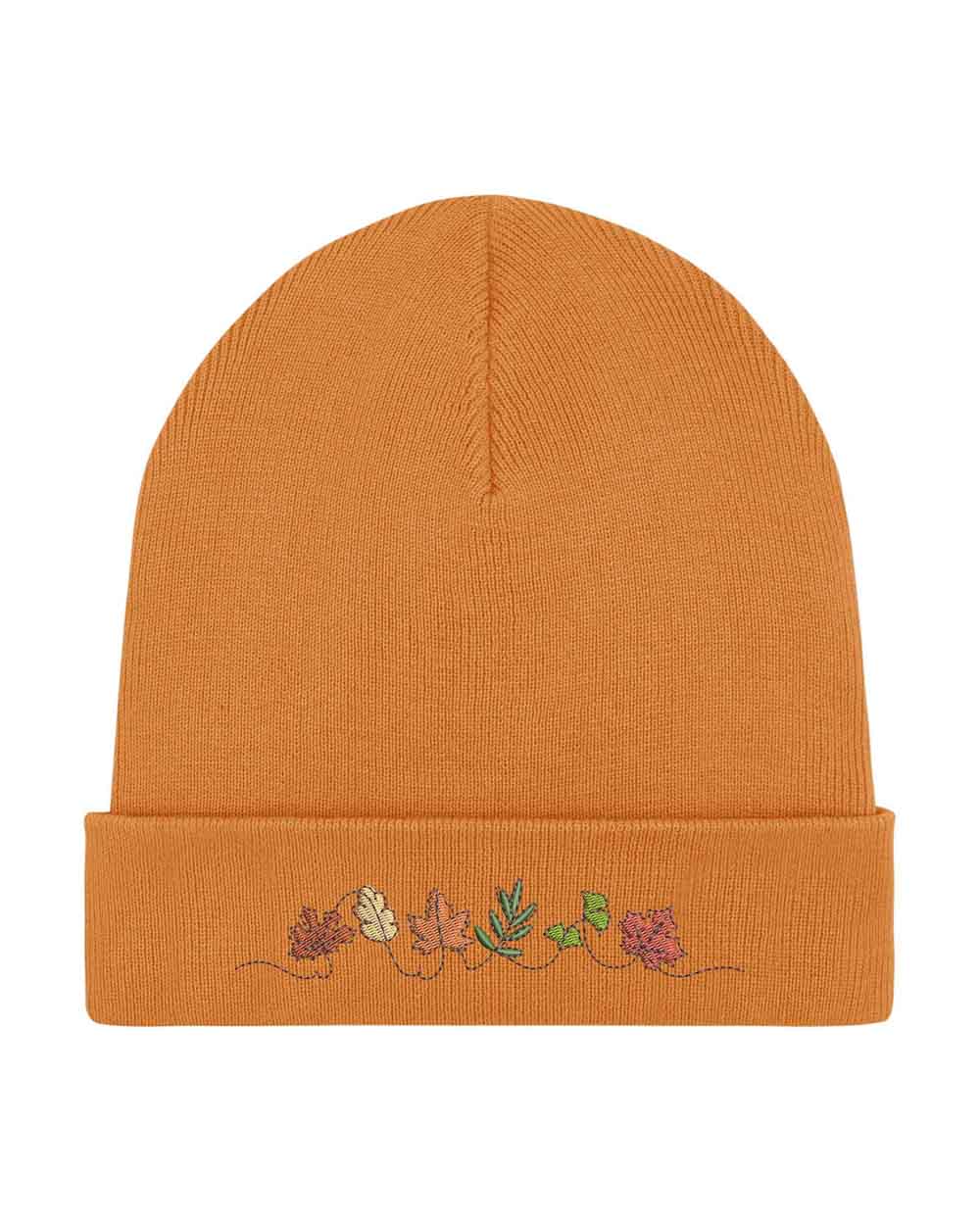 Căciulă portocalie din tricot cu manșetă întoarsă, brodată cu frunze de toamnă în nuanțe de portocaliu, galben, verde și roșu, un accesoriu inspirat de natură pentru un stil casual.