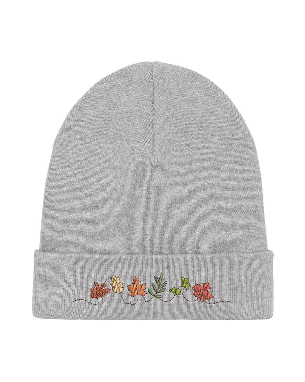 Căciulă gri din tricot cu manșetă întoarsă, brodată cu frunze de toamnă în nuanțe de portocaliu, galben, verde și roșu, un accesoriu inspirat de natură pentru un stil casual.