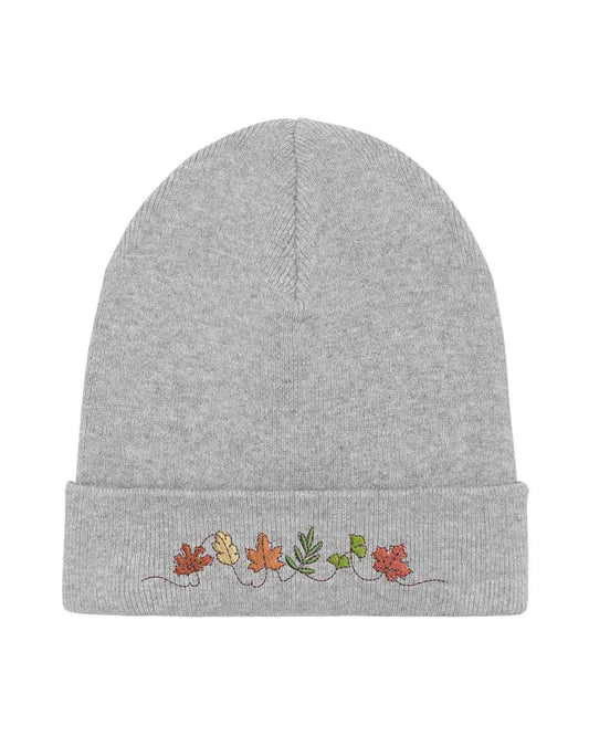 Căciulă gri din tricot cu manșetă întoarsă, brodată cu frunze de toamnă în nuanțe de portocaliu, galben, verde și roșu, un accesoriu inspirat de natură pentru un stil casual.