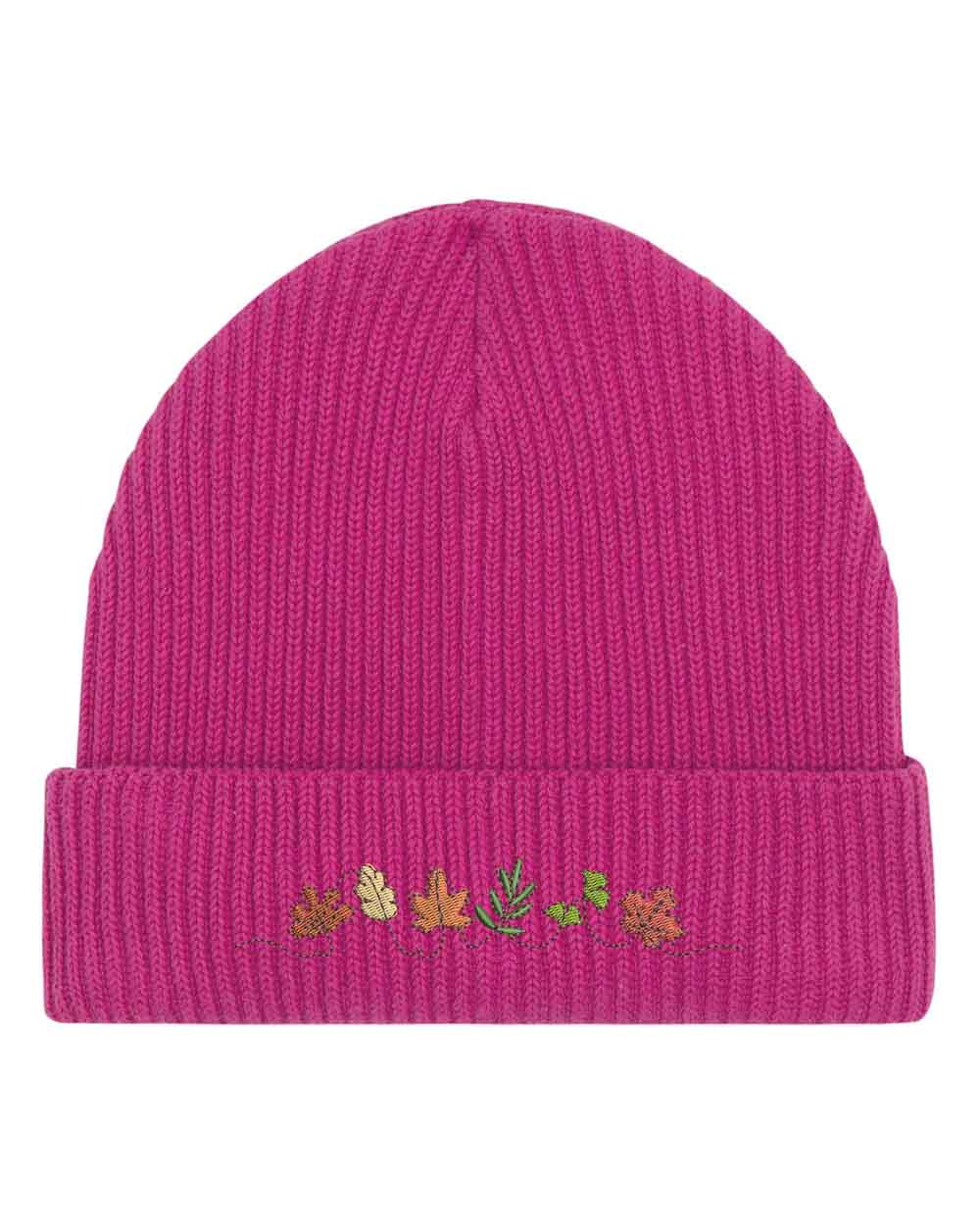 Căciulă roz din tricot cu manșetă întoarsă, brodată cu frunze de toamnă în nuanțe de portocaliu, galben, verde și roșu, un accesoriu inspirat de natură pentru un stil casual.