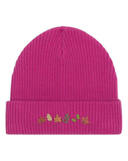 Căciulă roz din tricot cu manșetă întoarsă, brodată cu frunze de toamnă în nuanțe de portocaliu, galben, verde și roșu, un accesoriu inspirat de natură pentru un stil casual.