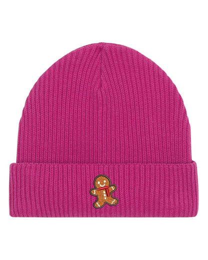 Căciulă roz din tricot cu manșetă întoarsă, brodată cu un omuleț de turtă dulce pe partea frontală, un accesoriu drăguț și festiv pentru sezonul rece.