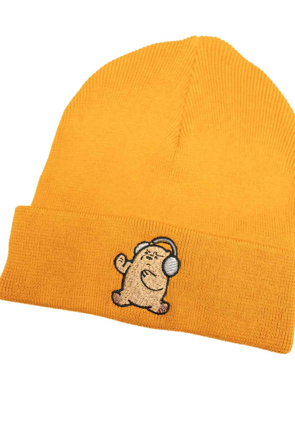 Căciulă portocalie din tricot cu manșetă întoarsă, brodată cu un ursuleț simpatic purtând căști pe partea frontală, un accesoriu drăguț și modern pentru un stil casual.