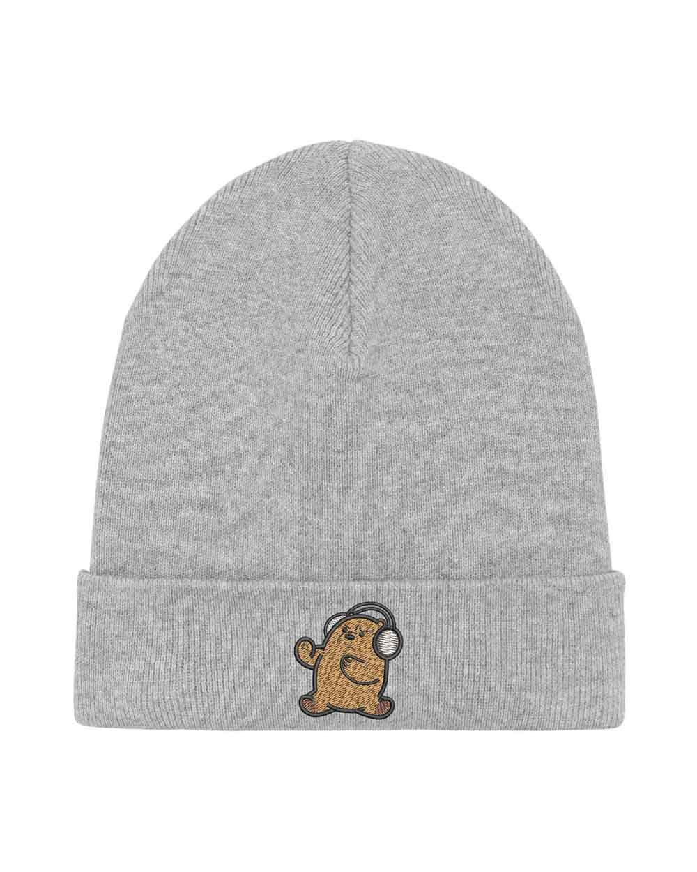 Căciulă gri din tricot cu manșetă întoarsă, brodată cu un ursuleț simpatic purtând căști pe partea frontală, un accesoriu drăguț și modern pentru un stil casual.