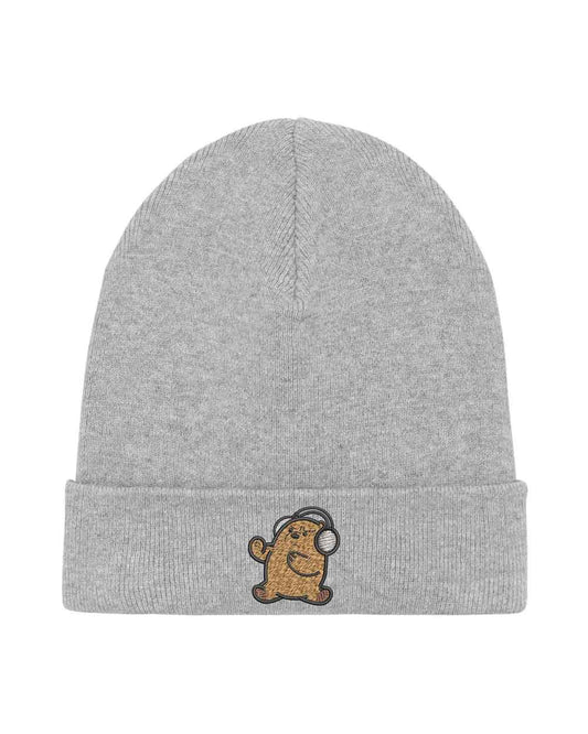 Căciulă gri din tricot cu manșetă întoarsă, brodată cu un ursuleț simpatic purtând căști pe partea frontală, un accesoriu drăguț și modern pentru un stil casual.