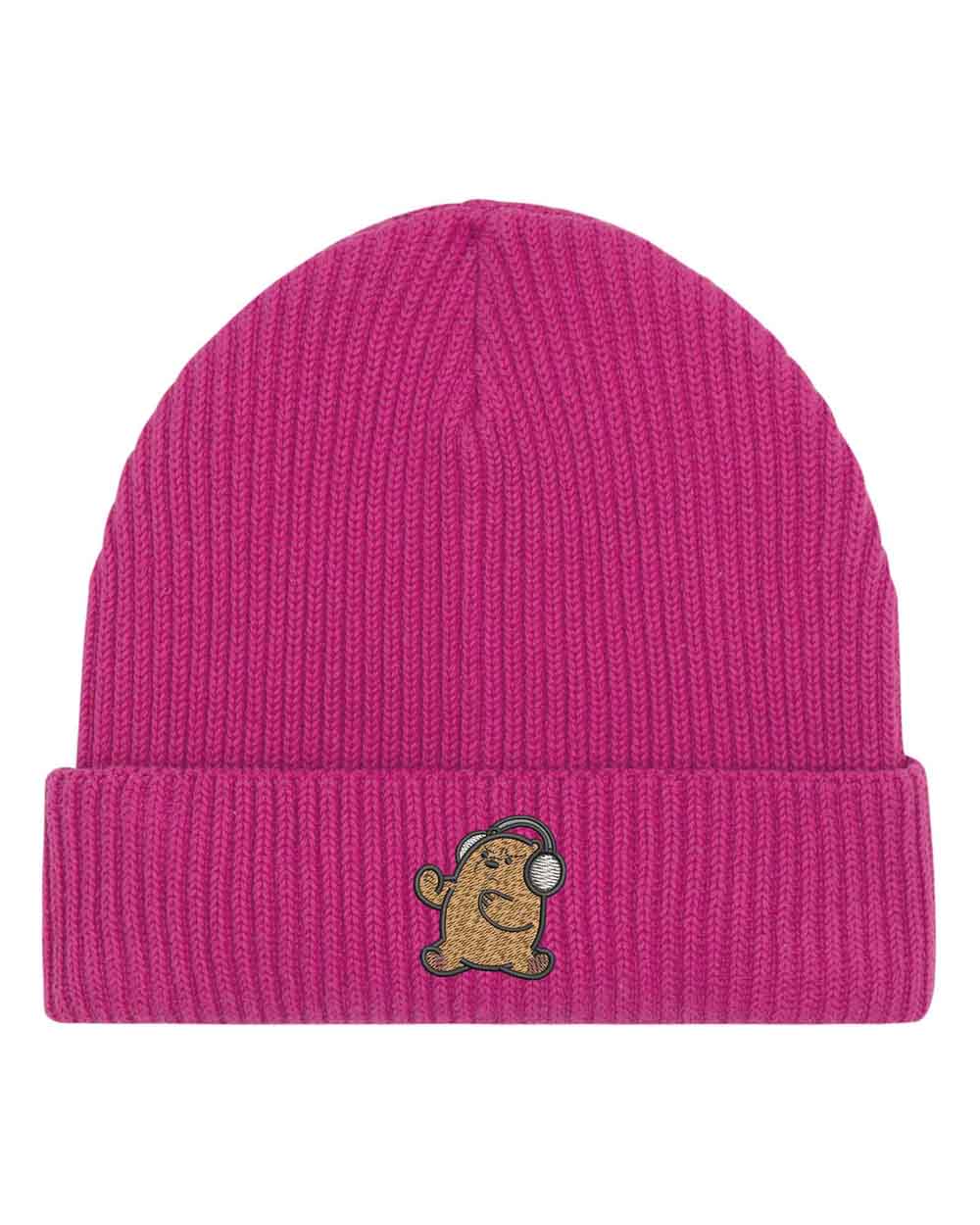 Căciulă roz din tricot cu manșetă întoarsă, brodată cu un ursuleț simpatic purtând căști pe partea frontală, un accesoriu drăguț și modern pentru un stil casual.