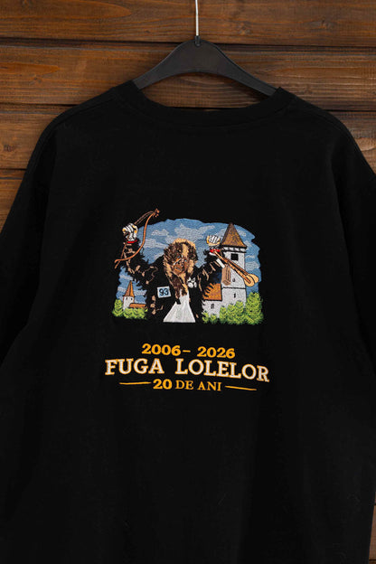 Hanorac negru din bumbac organic, cu un design colorat brodat și text brodat, reprezentând tradiția românească „Fuga Lolelor”, pe un fundal din lemn.