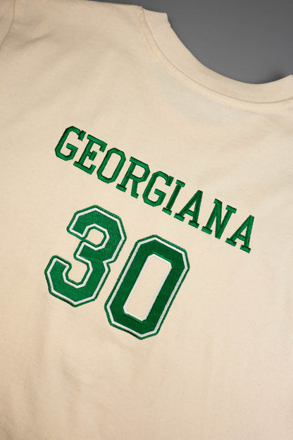 Tricounatural din bumbac organic, cu o poză brodată verde în stil universitar, cu textul „GEORGIANA” și numărul „30”.