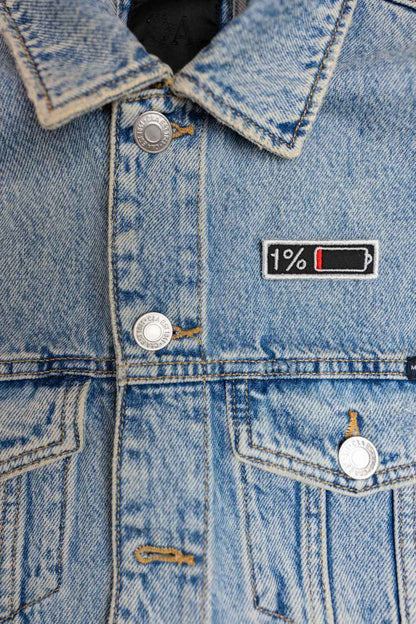 Patch brodat cu simbol de baterie încărcată la 1%, un design amuzant inspirat de tehnologie și viața de zi cu zi.