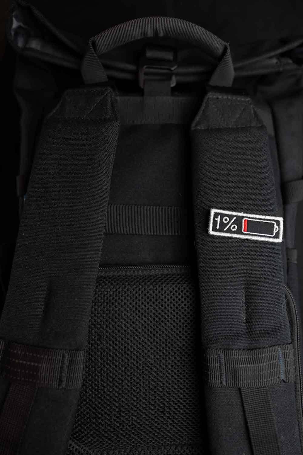 Patch brodat cu simbol de baterie încărcată la 1%, un design amuzant inspirat de tehnologie și viața de zi cu zi.