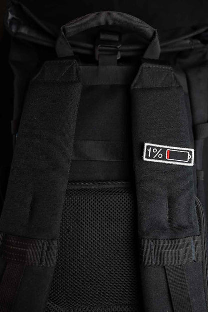 Patch brodat cu simbol de baterie încărcată la 1%, un design amuzant inspirat de tehnologie și viața de zi cu zi.