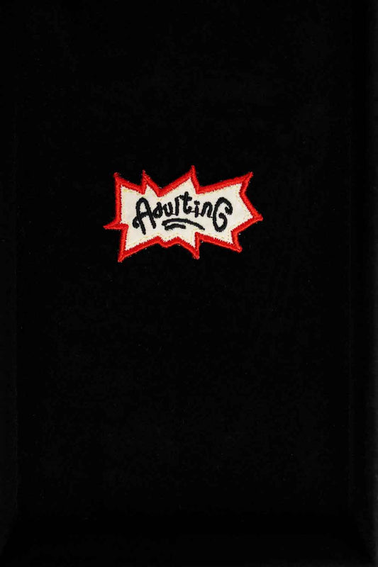 Patch brodat negru cu logo-ul „Adulting” în roșu și alb, un accesoriu ironic pentru viața de adult.
