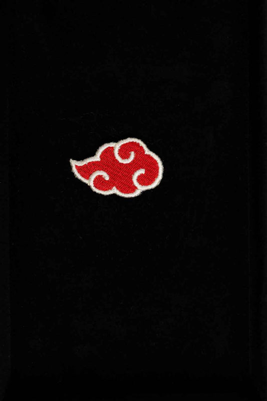 Patch brodat inspirat de Akatsuki din Naruto, cu design roșu și alb pe fundal negru, un accesoriu pentru fanii anime.