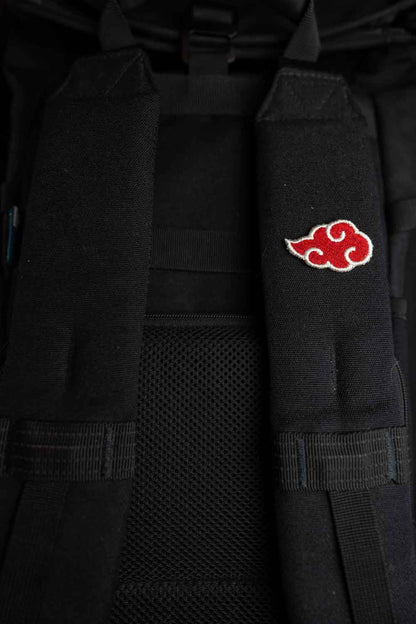 Patch brodat inspirat de Akatsuki din Naruto, cu design roșu și alb pe fundal negru, un accesoriu pentru fanii anime.