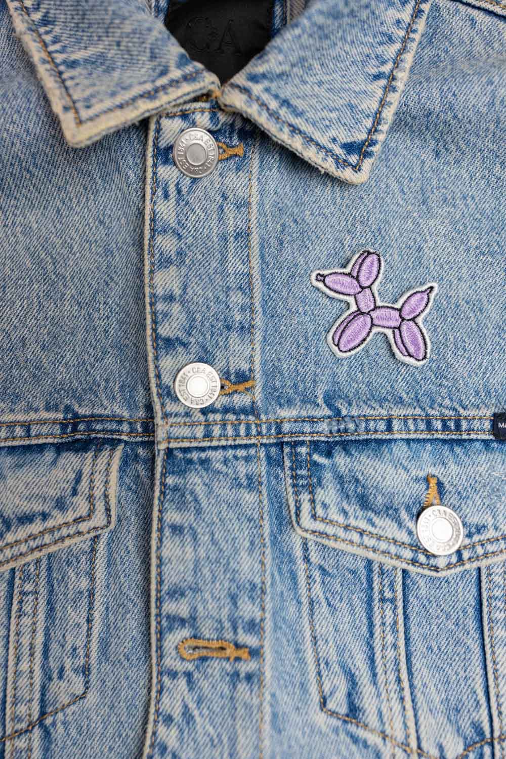 Patch brodat cu design de balon mov pe fundal negru, un accesoriu colorat și creativ pentru personalizarea hainelor.
