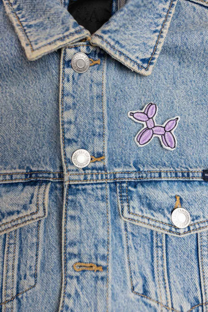 Patch brodat cu design de balon mov pe fundal negru, un accesoriu colorat și creativ pentru personalizarea hainelor.