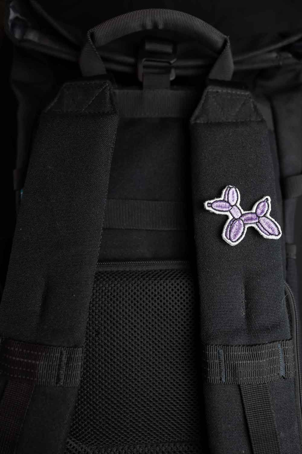 Patch brodat cu design de balon mov pe fundal negru, un accesoriu colorat și creativ pentru personalizarea hainelor.