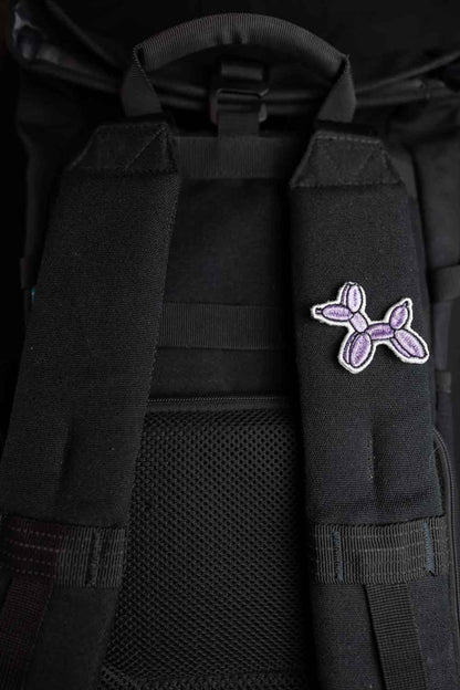 Patch brodat cu design de balon mov pe fundal negru, un accesoriu colorat și creativ pentru personalizarea hainelor.
