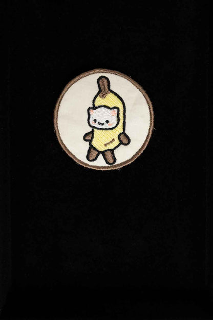 Patch brodat cu ilustrație de pisicuță într-o banană, un design kawaii și amuzant pentru personalizarea hainelor și genților.