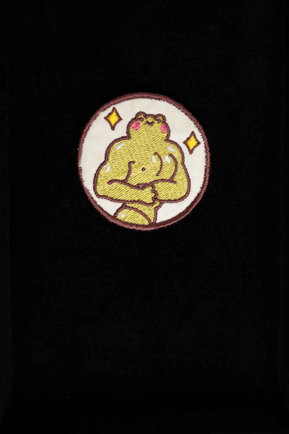 Patch brodat cu ilustrație de cuplu care se îmbrățișează și mesajul „Big Boi”, un design amuzant și expresiv.