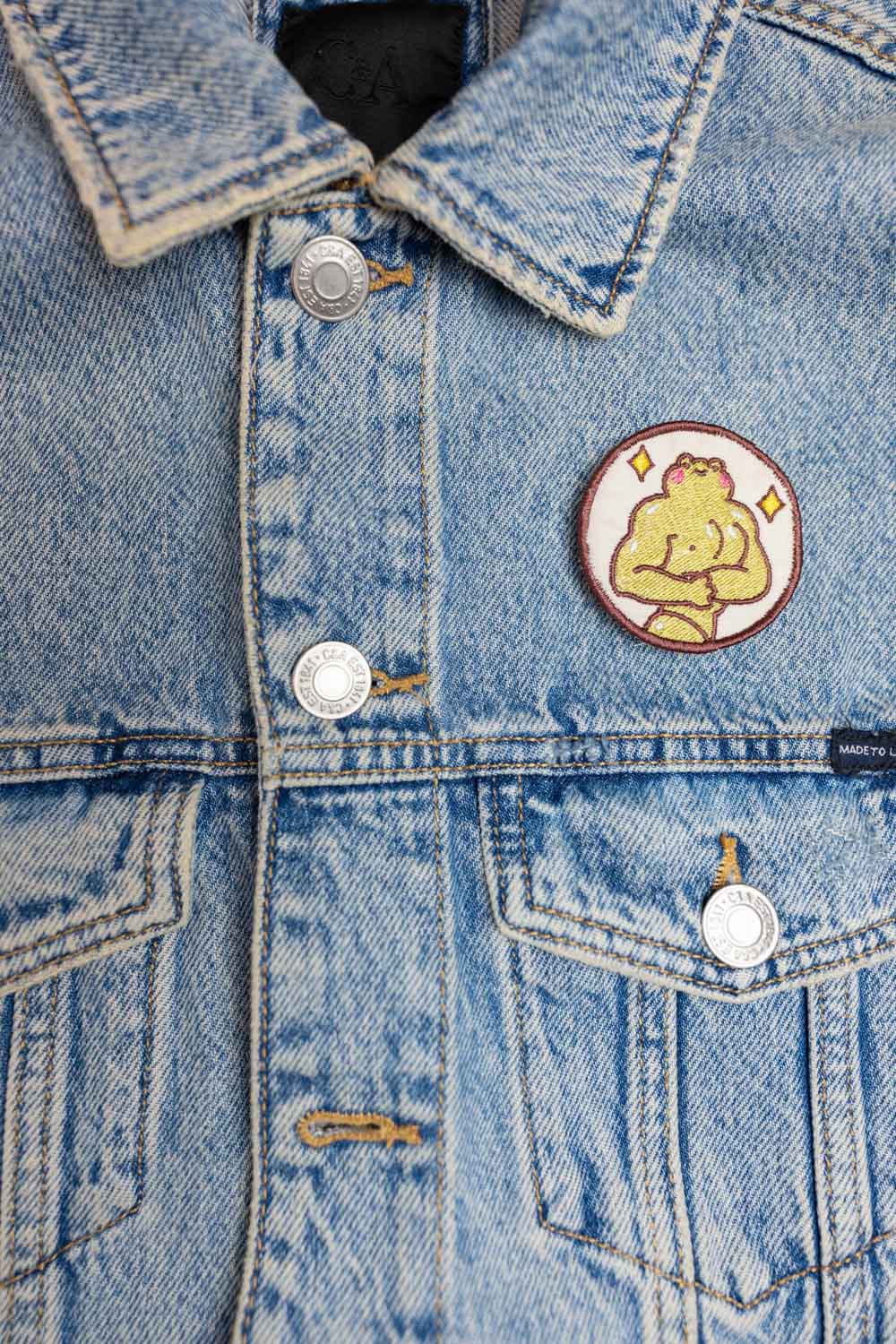 Patch brodat cu ilustrație de cuplu care se îmbrățișează și mesajul „Big Boi”, un design amuzant și expresiv.