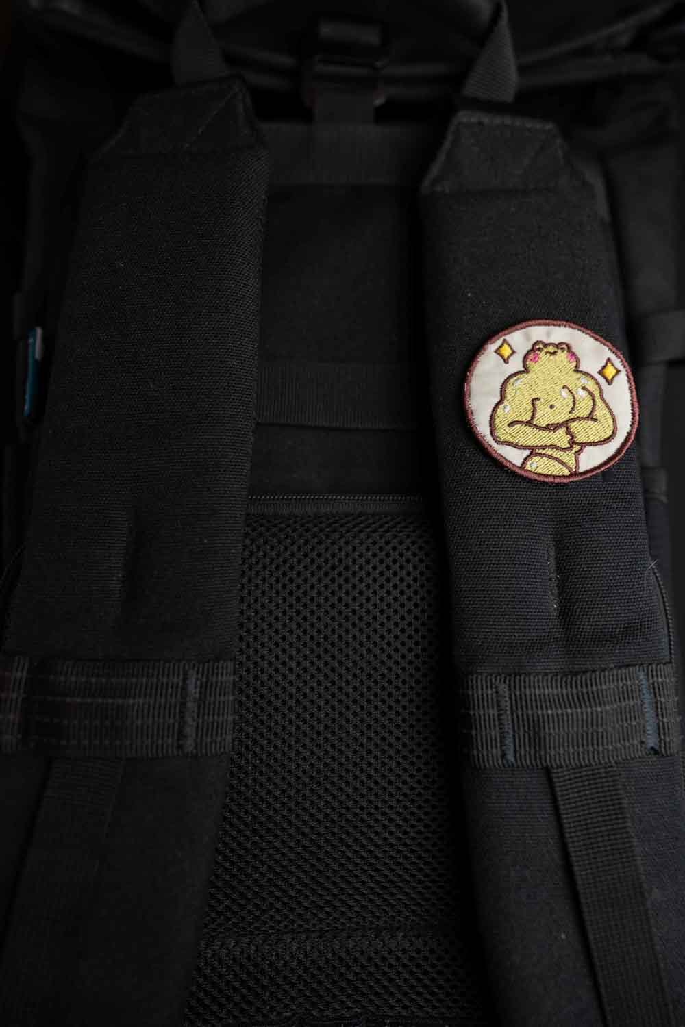 Patch brodat cu ilustrație de cuplu care se îmbrățișează și mesajul „Big Boi”, un design amuzant și expresiv.